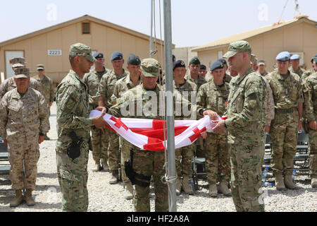 Georgische Soldaten mit dem georgischen Kontingent in Afghanistan, teilnehmen an der georgischen Fahne senken Zeremonie an Bord Camp Leatherneck, Provinz Helmand, Afghanistan, 15. Juli 2014. Die Absenkung der georgischen Flagge über Camp Leatherneck formal schließt die Beteiligung des Landes im Regional Command (Südwesten), seit 2004. (Offizielle U.S. Marine Corps Foto von Sgt. James D. Pauly, Marine Expeditionary Brigade Afghanistan/freigegeben) Georgische Fahne senken Zeremonie 140715-M-OM358-102 Stockfoto