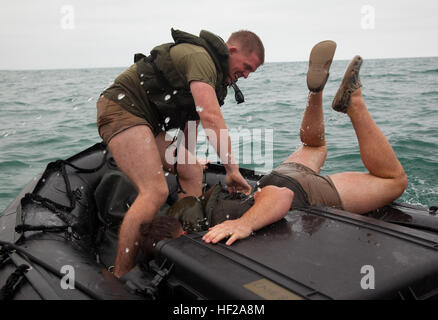 Lance Cpl. Rob Govitz (links), zieht ein Lapeer, Michigan, Native und Geospatial Intelligence Analyst bei 2. Intelligence Battalion, II. Marine Expeditionary Force, Fellow Marine in seinem Zodiac Boot in Camp Pendleton, Kalifornien, 15. Juli 2014. Das Bataillon Marines Befragten Unterwasser Gelände an mehreren Stränden an der Basis mit Positionierung, Sonar und Tiefe, die Ausrüstung zu finden. Die Übung getestet die Teamfähigkeit zu Reisen über ihre Operationsbasis in Camp Lejeune, North Carolina, und detaillierte Erhebungen in der aquatischen Umwelt. Die Marines zusammen mit Mitgliedern der Navy Marine Oceanog Stockfoto