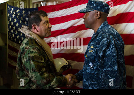 Rear Admiral Fernandez Ponds, Kommandant der Expeditionary Strike Group 3, schüttelt die Hand GEN Juan Pablo Rodriguez Barragan, kolumbianische CHoD, nach der Ankunft auf dem zukünftigen amphibischer Angriff Schiff USS America (LHA-6) in Cartagena, Kolumbien, 17. Juli 2014. Regierung Diplomaten, Militärs und Medien fanden statt in Cartagena, das war die erste Station auf ihrer Jungfernfahrt Transit durch Amerika gemacht, "Amerika besucht Amerika". Durch Partner-Nation Aktivitäten, Schlüssel Führer Engagements und Sicherheitsaktivitäten Zusammenarbeit zielt darauf ab der Besuch weitere Stärkung unserer Partnerschaft in der Region, PICC Stockfoto