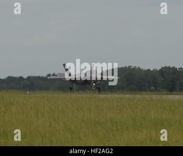 Lieutenant Colonel Joseph T. Bachmann, Kommandierender Offizier der Marine Fighter Attack Training Squadron 501 (VMFAT-501) landet ein F-35 b Beleuchtung II Joint Strike Fighter an Bord der Fluglinie der Marine Corps Air Station Beaufort, SC, 17. Juli 2014. Die Ankunft der F-35 b bedeutet die Rückkehr nach Hause von VMFAT-501 Marine Corps Air Station Beaufort. (Foto: U.S. Marine Corps Lance Cpl. Patrick J. McMahon/freigegeben) F-35 b Lightning II Ankunft im Marine Corps Air Station Beaufort 140717-M-VR358-052 Stockfoto