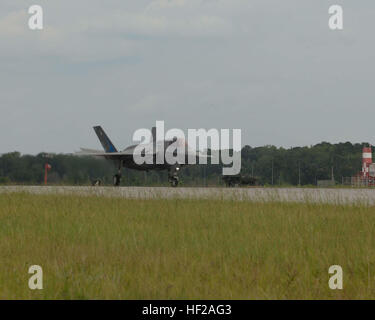 Lieutenant Colonel Joseph T. Bachmann, Kommandierender Offizier der Marine Fighter Attack Training Squadron 501 (VMFAT-501) landet ein F-35 b Beleuchtung II Joint Strike Fighter an Bord der Fluglinie der Marine Corps Air Station Beaufort, SC, 17. Juli 2014. Die Ankunft der F-35 b bedeutet die Rückkehr nach Hause von VMFAT-501 Marine Corps Air Station Beaufort. (Foto: U.S. Marine Corps Lance CPL. Patrick J. McMahon/freigegeben) F-35 b Lightning II Ankunft im Marine Corps Air Station Beaufort 140717-M-VR358-054 Stockfoto