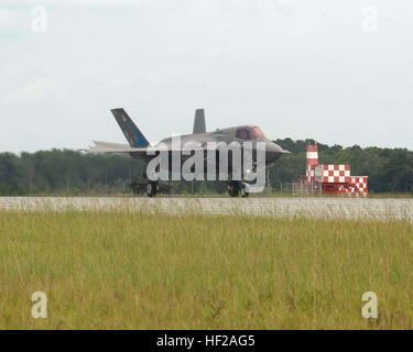 Lieutenant Colonel Joseph T. Bachmann, Kommandierender Offizier der Marine Fighter Attack Training Squadron 501 (VMFAT-501) landet ein F-35 b Beleuchtung II Joint Strike Fighter an Bord der Fluglinie der Marine Corps Air Station Beaufort, SC, 17. Juli 2014. Die Ankunft der F-35 b bedeutet die Rückkehr nach Hause von VMFAT-501 Marine Corps Air Station Beaufort. (Foto: U.S. Marine Corps Lance Cpl. Patrick J. McMahon/freigegeben) F-35 b Lightning II Ankunft im Marine Corps Air Station Beaufort 140717-M-VR358-055 Stockfoto