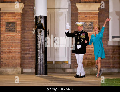 Der Kommandant des U.S. Marine Corps und sein Ehepartner führen die Evening Parade in den Marine Barracks Washington durch, eine feierliche Veranstaltung, die wöchentlich während der Sommermonate stattfindet. Stockfoto