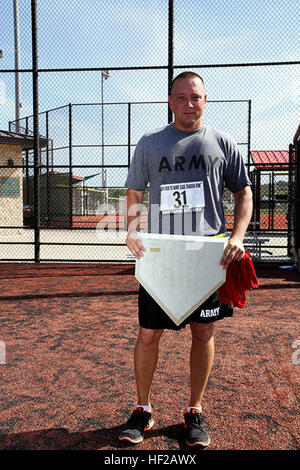 Army Staff Sgt Robert Kopytko, ein Soldat der Nationalgarde aus Massachusetts ist 747th und Leicester, Mass., gebürtig, hält eine offizielle Home-Plate vom Bostoner Fenway Park Samstag, 19. Juli 2014, Naval Station Guantanamo Bay. Kopytko und viele Mitglieder der 747th nahmen im Vorfeld zu Home Base Schatten laufen, ein neun-Kilometer-Lauf, die gleichzeitig zu Boston Run zur Heimatbasis am Fenway Park Home-Plate endet geleistet wurde. (Armee Foto von Sgt Kenneth Tucceri/107 MPAD/JTF-GTMO Public Affairs) Lauf bringt Heimatgefühl nach Guantanamo 140719-Z-ZI015-171 Stockfoto