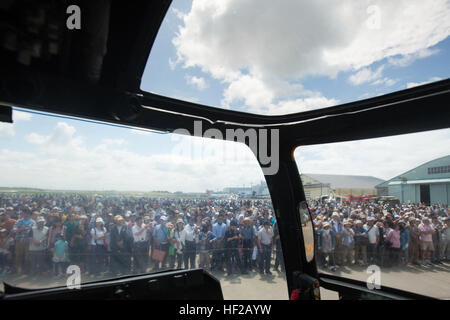 Ein Blick aus dem Inneren des Cockpits des MV-22 Osprey zeigt die großen Menschenmengen, die kam das Flugzeug im Rahmen der Luftfahrtausstellung in Sapporo Sapporo Okadama Flughafen 20 Juli beobachten. Mehr als 50.000 Zuschauern angesehen USA und Japan militärische und zivile Flugzeuge, die waren entweder auf statische Anzeige oder präsentiert, über den Flughafen fliegen. "Es ist eine großartige Gelegenheit, nicht nur für das Vereinigte Staaten Militär, sondern auch für das Japan-Militär um ihre Flugzeuge zu präsentieren. Wollen wir die japanische Öffentlichkeit zeigen, was wir tun und warum unser Bündnis so wichtig ist ", sagte Generalmajor Andrew W. O'Donnell Jr., dem stellvertretenden Komma Stockfoto