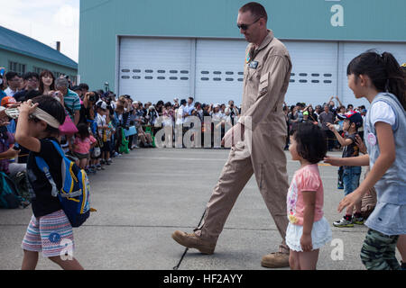 Major David Shearman, ein Pilot mit Marine Medium Tiltrotor Squadron 262 (Stahlbeton) und ein Eingeborener von Hillsdale, Michigan, führt Kinder zu ihren Familien im Rahmen der Luftfahrtausstellung in Sapporo Sapporo Okadama Flughafen 20 Juli. Mehr als 50.000 Zuschauern angesehen USA und Japan militärische und zivile Flugzeuge, die waren entweder auf statische Anzeige oder präsentiert, über den Flughafen fliegen. "Es ist eine großartige Gelegenheit, nicht nur für das Vereinigte Staaten Militär, sondern auch für das Japan-Militär um ihre Flugzeuge zu präsentieren. Wir wollen die Japaner öffentlich zeigen was wir tun und warum unser Bündnis so wichtig ist. "sagte Stockfoto