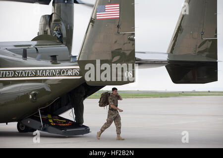 Britische königliche Marine-Attaché Generalmajor James Knight wird ein US Marine Corps MV-22 Osprey kippen-Rotor Flugzeug im Marine Corps Base Quantico, Virginia, 22. Juli 2014 beendet. Der Kommandant General der britischen Royal Marines, Generalmajor Martin Smith, nicht angezeigt, ist auf seiner ersten Reise in die Vereinigten Staaten seit der Übernahme der Rolle des Kommandanten. (Foto: U.S. Marine Corps Staff Sgt Brian Lautenslager, HQMC Bekämpfung der Kamera/freigegeben) Britischen Royal Marines besuchen MCB Quantico, Va 140722-M-OH106-039 Stockfoto