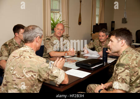 Der Kommandant General der britischen Royal Marines, Generalmajor Martin Smith, zweiter von rechts, trifft sich mit seinen Mitarbeitern im Marine Corps Base Quantico, Virginia, 22. Juli 2014. Smith ist seit der Übernahme der Rolle des Kommandanten auf seiner ersten Reise in die Staaten. (Foto: U.S. Marine Corps Staff Sgt Brian Lautenslager, HQMC Bekämpfung der Kamera/freigegeben) Britischen Royal Marines besuchen MCB Quantico, Va 140722-M-OH106-108 Stockfoto