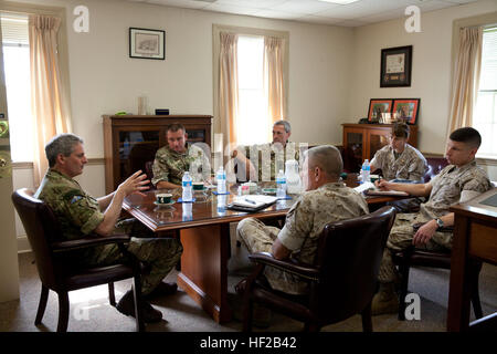 Der Kommandant General der britischen Royal Marines, Generalmajor Martin Smith besucht links, ein Treffen mit US und britische Marines im Marine Corps Base Quantico, Virginia, 22. Juli 2014. Smith ist seit der Übernahme der Rolle des Kommandanten auf seiner ersten Reise in die Staaten. (Foto: U.S. Marine Corps Staff Sgt Brian Lautenslager, HQMC Bekämpfung der Kamera/freigegeben) Britischen Royal Marines besuchen MCB Quantico, Va 140722-M-OH106-097 Stockfoto