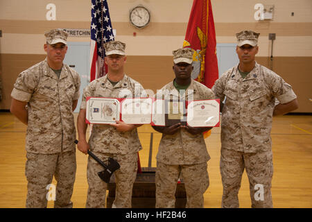 Von links nach rechts: US Marine Corps Oberstleutnant Robert M. Hancock, Bataillonskommandeur, Marine Combat Training Bataillon (MCT), Schule der Infanterie-Ost, Staff Sgt Scott A. Bullock, Kampf gegen Lehrer der Klasse, Pfc. Kentraviou D. Mckenzie, Ehren-Absolvent und 1st Sgt. Richard A. Canal, Firma First Sergeant, posieren für ein Foto die Abschlussfeier der Hotelgesellschaft (Hotel Co.) beginnend von MCT an Bord Camp Geiger , N.c., 22. Juli 2014. Die Marines Hotel Co. absolvierte die 29 Tage Training als Teil ihrer zweiten Stufe der militärischen Grundausbildung vor ihrer militärischen o Stockfoto