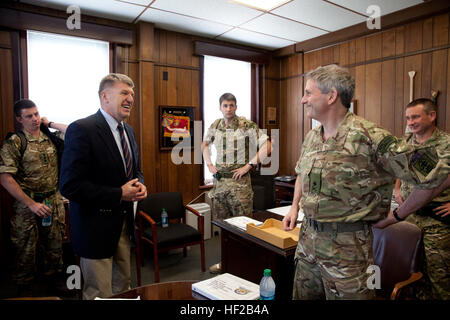 Der Kommandant General der britischen Royal Marines, Generalmajor Martin Smith, trifft direkt, mit US und britische Marines im Marine Corps Base Quantico, Virginia, 22. Juli 2014. Smith ist seit der Übernahme der Rolle des Kommandanten auf seiner ersten Reise in die Staaten. (Foto: U.S. Marine Corps Staff Sgt Brian Lautenslager, HQMC Bekämpfung der Kamera/freigegeben) Britischen Royal Marines besuchen MCB Quantico, Va 140722-M-OH106-088 Stockfoto