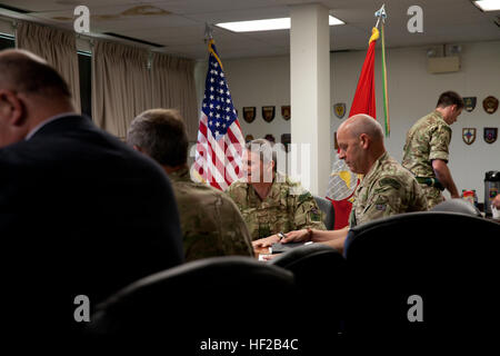 Der Kommandant General der britischen Royal Marines, Generalmajor Martin Smith, Center, besucht ein Treffen mit US und britische Marines im Marine Corps Base Quantico, Virginia, 22. Juli 2014. Smith ist seit der Übernahme der Rolle des Kommandanten auf seiner ersten Reise in die Staaten. (Foto: U.S. Marine Corps Staff Sgt Brian Lautenslager, HQMC Bekämpfung der Kamera/freigegeben) Britischen Royal Marines besuchen MCB Quantico, Va 140722-M-OH106-087 Stockfoto