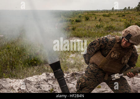 Lance Cpl. Justin T. Goedert, ein Mortarman mit der 24. Marine Expeditionary Unit Ground Combat Element, Battalion Landing Team 3. Bataillon, 6. Marineregiment und Queens, N.Y., Native, feuert eine M-252 81 mm hochexplosiven Mörtel während einer live-Feuer-Übung in Camp Lejeune, North Carolina, 23. Juli 2014. Die 24. MEU führt derzeit eine realistische Urban Training Übung, ihre erste große Einsatzvorbereitenden Ausbildung-Veranstaltung in Vorbereitung auf ihren Einsatz am Ende des Jahres. (Foto: U.S. Marine Corps Lance Cpl. Austin Lewis) 3-6 81mm Mörser schießen 140722-M-QZ288-035 Stockfoto