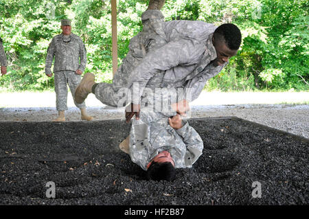 PFC. Kyle Lampley (oben) setzt sich mit 2nd Lt. John O'Connor im Combatives Turnier während der 112. Military Police Battalion, Mississippi Army National Guard, Warfighter Wettbewerb. Zwölf Soldaten kämpften um den Titel des Offiziers des Jahres, Unteroffizier des Jahres und Soldat des Jahres am Camp McCain, Frl., Juli 23 und 24, 2014. O'Connor gewann der Offizier des Jahres Titel. (Foto: US Army National Guard Staff Sgt Jessi Ann McCormick) Militär-Polizei im Wettbewerb um Warfighter Titel 140724-Z-FS372-639 Stockfoto