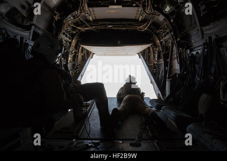 Crew Chiefs mit Marine Medium Tiltrotor Squadron (VMM) 166 Wachen außerhalb ein MV-22 Osprey während eines Trainingsflug vom Marine Corps Air Station Miramar, Kalifornien, Juli 24. Der Flug inbegriffen beschränkt-Bereich Landung und taktische Formationen. MV-22 b Fischadler fliegen über verschiedene Gelände für die taktische Ausbildung 140724-M-EG514-010 Stockfoto