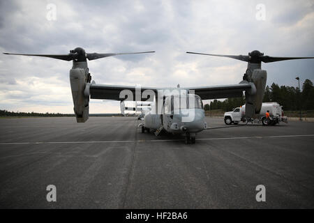 Zwei MV-22 b Fischadler mit Marine Medium Tiltrotor Squadron (VMM) 166 bekommen bevor Sie fortfahren einer Übung auf den Grand Canyon, Juli 24 betankt. Der Grand Canyon war der Umkehrpunkt während der Übung mit VMM-166. MV-22 b Fischadler fliegen über verschiedene Gelände für die taktische Ausbildung 140724-M-EG514-036 Stockfoto