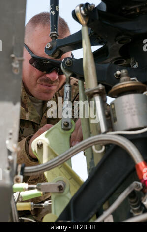 Staff Sgt Daniel Bean, ein Eingeborener von Clinton, Tennessee, der als Crewchief mit 1. Air Cavalry Squadron, 230. CAV Regiment, Tennessee National Guard dient, tunes von OH - 58D Kiowa Warrior Helikopter am Kandahar Flugplatz, Afghanistan, Juli 29. Bean macht Einheit dient mit Task Force Raptor, um Sicherheit für KAF sowie Aufklärungs- und Konvoi und Boden Patrouille Sicherheit bieten. Tennessee Wache Kiowa Krieger schützen Soldaten in RC-Süd 140728-Z-MA638-003 Stockfoto