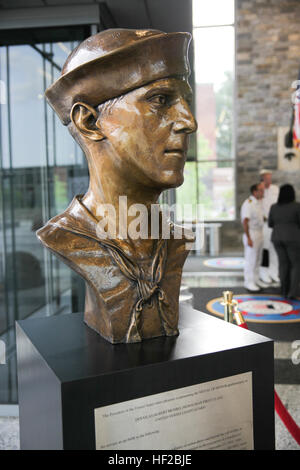 Eine Statue wird bei einem Besuch von dem ersten Seelord und Chief of Naval Staff von der britischen Royal Navy, Admiral Sir George Zambellas, No gezeigt, Hauptquartier der Coast Guard in Washington, D.C., 29. Juli 2014 angezeigt. Zambellas beteiligt der Kommandant des Marine Corps Gegenstück Programm sich an ausländischen militärischen Führer zu den Vereinigten Staaten zu besuchen und die Interaktion mit US-Militärführer einlädt. (Foto: U.S. Marine Corps CPL. Michael C. Guinto/freigegeben) First Sea Lord Gegenstück Besuch 140729-M-LI307-041 Stockfoto