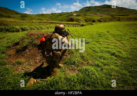 Eine Marine mit Delta Company, 5. Bataillon, königliches australisches Regiment, beteiligt sich an einer taktischen scharfer Munition Demonstration während der Rand der pazifischen (RIMPAC) 2014-Übung im Bereich Kaneohe Bay an Bord der Marine Corps Base (MCB) Hawaii, 29. Juli 2014. RIMPAC ist die weltweit größte internationale maritime Übung und findet alle zwei Jahre rund um Hawaii, denn die Übung eine einzigartige Trainingsmöglichkeit die internationale maritime Partnerschaft stärkt bietet, verbessert die Interoperabilität und die Bereitschaft der beteiligten Kräfte für eine Vielzahl von möglichen Operationen verbessert. (US Marine Co Stockfoto