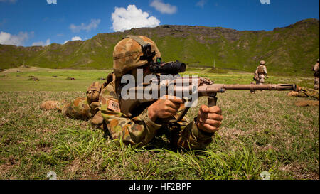 Eine Marine mit Delta Company, 5. Bataillon, königliches australisches Regiment, beteiligt sich an einer taktischen scharfer Munition Demonstration während der Rand der pazifischen (RIMPAC) 2014-Übung im Bereich Kaneohe Bay an Bord der Marine Corps Base (MCB) Hawaii, 29. Juli 2014. RIMPAC ist die weltweit größte internationale maritime Übung und findet alle zwei Jahre rund um Hawaii, denn die Übung eine einzigartige Trainingsmöglichkeit die internationale maritime Partnerschaft stärkt bietet, verbessert die Interoperabilität und die Bereitschaft der beteiligten Kräfte für eine Vielzahl von möglichen Operationen verbessert. (US Marine Co Stockfoto