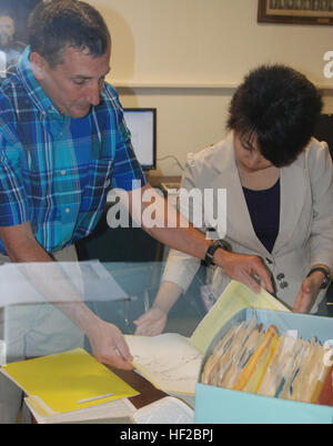 Japanische Forscher Yukari Akatsuka, der Generalsekretär des Kuentai-USA, eine nichtstaatlichen Gruppe spezialisiert auf Auffinden und Abrufen von den Überresten des zweiten Weltkriegs tot und New York State Military Museum Bibliothekar Jim Gandy prüfen Aufzeichnungen über die Schlacht von Saipan am Dienstag, den 29. Juli. Die Gruppe konzentriert sich auf die Suche nach den Überresten von japanischen Soldaten während des zweiten Weltkriegs getötet, plant, eine Grabung durchzuführen, wo sie denken, dass fehlende amerikanische Soldaten, die während des zweiten Weltkriegs mit der New Yorker Nationalgarde 105. Infanterie-Regiment kämpfte begraben werden können. Akatsuka und ein Kollege v Stockfoto