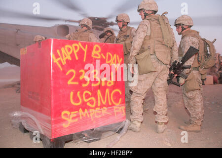 Marines des 2. Bataillons, 7. Marines entladen am 10. November 2008 Geburtstagskuchen und Eis aus einem CH-53E Hubschrauber in Now Zad, Afghanistan, um den Geburtstag des Marinekorps während des Einsatzes zur Unterstützung der Operation Enduring Freedom zu feiern. Stockfoto