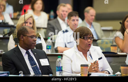 Am 30. Juli 2014 trafen sich Teilnehmer der United States Air Force Senior Leader Orientation auf der Joint Base Andrews, Maryland, mit dem Vorsitzenden der Joint Chiefs of Staff zusammen, um über Führung, Strategie und gemeinsame militärische Operationen zu diskutieren. Stockfoto