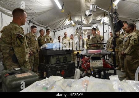 SPC. Daniel Soto, ein OP-Saal-Techniker mit dem 250. vorwärts chirurgischen Team von Joint Base Lewis-McChord, Wash., gibt einen Überblick über den OP-Saal in der FST mobiles Krankenhaus Zelt zu einer Gruppe von Soldaten aus regionalen Kommando-Süd am Kandahar Flugplatz, Afghanistan, 30. Juli 2014. Die Tour war, den Besuchern einen besseren Überblick über die operativen Fähigkeiten der FST. (Foto: U.S. Army Staff Sgt John Etheridge) 250. FST richtet tragbare Krankenhaus, lebensrettenden Fähigkeiten 140730-Z-BQ261-048 zu demonstrieren Stockfoto