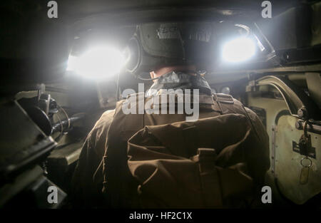 Lance CPL Garrick R. Upton, der Luftfahrtunternehmer Amphibious Assault Vehicle mit 2. Assault Amphibian Battalion, 2. marine-Division, Antriebe ein AAV im Atlantischen Ozean während einer Trainingsmission an Bord der Marine Corps Base Camp Lejeune, North Carolina, 31. Juli 2014. Das Trainingsmission bestand aus einem amphibischen Angriff mit Expeditionary Fire Support System, das einen intern transportierbar-Streik ist Fahrzeug Abschleppen der 120-mm-Mörser.  (U.S. Marine Corps Foto von Lance Cpl. Alex W. Mitchell/freigegeben) EFSS Teams führen amphibische Angriffe Antenne Raid training 140731-M-AM089-1309 Stockfoto
