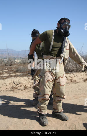 US-Marines mit chemischen biologischen radiologischen und nuklearen Verteidigung (CBRN) Platoon, zentrale Regiment, 1st Marine Logistics Group Verhalten Szenario gestütztes Training an Bord der Marine Corps Base Camp Pendleton, Kalifornien, 31. Juli 2014. CBRN ist verantwortlich für die Unterstützung, Durchführung von Ausbildung und Aufklärung, chemische Detektion Identifikation, biologischen Arbeitsstoff-Sammlung und Probenahme, Dekontamination von Personal, Ausrüstung und Verletzten und in individuellen Schutzmaßnahmen in erster Hilfe für persönliche Einheit. (U.S. Marine Corps Foto von Lance Cpl. Lauren Falk/freigegeben) CBRN-Training 140715-M-JF072 Stockfoto