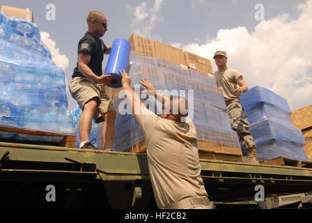 Soldaten aus der Ohio National Guard 73. Truppe Befehl Paket Mineralwasser Vertriebsstandorte in Toledo, Ohio, 3. August 2014 Wasser geliefert werden. Ohio Gouverneur John Kasich erklärte den Notfall 2. August 2014, nachdem eine schädliche Algenblüte im Eriesee den Bereich öffentliche Wassersystem kontaminiert. Mitglieder der Ohio-Armee und der Air National Guard aktiviert haben, um aufzustehen Wasser Vertriebsstandorte für diese Gemeinden betroffen, bis der Ausnahmezustand aufgehoben wird. (Ohio Air National Guard Foto von Master Sgt. Beth Holliker/freigegeben) Ohio National Guard aktiviert Stockfoto