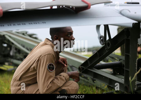 CPL. Christopher Senn inspiziert eine RQ-7 b Schatten unbemannten und Start System als Teil des Vorflugkontrollen während des Trainings am Avon Park Air Force Range, Florida, 4. August 2014. Senn ist ein unmanned aerial System Operator mit Marine Unmanned Aerial Vehicle Squadron 2 und gebürtig aus Washington, D.C. VMU-2 verfeinert Einsatzbereitschaft bei Avon Park 140804-M-BN069-005 Stockfoto