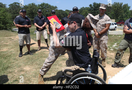 Verwundeten Krieger Regiment Sergeant Major, gratuliert Sgt. Major Michael T. Mack Sgt. Ivan Sears seine verdienstvolle Förderung. Sgt. Sears war eines von mehreren Marines und Veteranen mit den Verwundeten Krieger Regiment, die reiste nach Quantico mit Bekämpfung der Marine im Freien (CMO), Washington D.C. tour und Feuerwaffen mit Mitgliedern der Drug Enforcement Agency (DEA). Verwundeten Krieger Zielen mit der DEA und Bekämpfung der Marine im freien 140804-M-XU385-395 Stockfoto