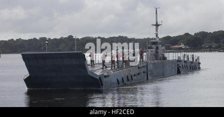 Seeleute des Amphibious Construction Battalion Two übten am 4. August 2014 das verbesserte Navy Lighterage System auf Green Beach Two bei Blount Island und dem U.S. Coast Guard Sector Jacksonville, um die Fähigkeiten der Marine im Fahrzeugbetrieb und im Materialumschlag zu verbessern. Stockfoto