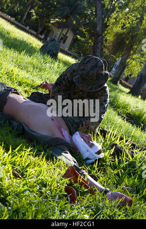 Petty Officer 2. Klasse Gabriel Besa, US Navy Hospital Corpsman mit speziellen Zweck Marine Air Ground Task Force Süd und ein Eingeborener von Pearland, Texas, bietet medizinische Notversorgung in einem simulierten Unfall während einer bilateralen medizinischen Austausch mit brasilianischen Marine Kräfte in Marambaia Insel, Brasilien, 6. August 2014. Während des Austauschs konnten US-Marines und Matrosen Taktiken von ihren Combat Lifesaver-Kurs im Rahmen der Zusammenarbeit Sicherheitsereignis ein Theater mit der Logistik Combat Element des SPMAGTF-Süd teilen. Durch eine enge Zusammenarbeit sind die USA und ihre Partner bereit Stockfoto