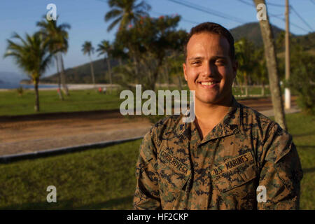 Corporal Christopher Cordero Vega, Logistik Combat Element bekämpfen Ingenieur Sektionsleiter mit speziellen Zweck Marine Air Ground Task Force Süd und ein Eingeborener von Humacao, Puerto Rico, posiert für ein Foto in ein Theater Zusammenarbeit Sicherheitsereignis Marambaia Insel, Brasilien, 6. August 2014. Cordero Vega nahm in der TSC-Veranstaltung als Ausbilder für den Zähler improvisierten Sprengkörpern Kurs zur USA und brasilianischen Marines gehalten. Counter-IED-Kurs wurde in Verbindung mit einem Kampf gegen Tracking-Kurs im Rahmen des bilateralen Austauschs durchgeführt. Durch enge Zusammenarbeit, die USA und seine pa Stockfoto