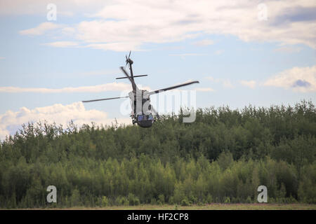 Ein Alaska Army National Guard UH-60 Black Hawk Hubschrauber transportiert Fallschirmjäger aus 4. Infantry Brigade Combat Team (Airborne), 25. Infanterie-Division, Wasser-Landung in der Luft am großen See Aug. 6 durchzuführen. Die gemeinsame daylong Übung wurde von der AKNG 1. Bataillon, 207. Aviation Regiment unterstützt, zu 200 Fallschirmjäger, sechs in einer Zeit, für den Sprung Luftbrücke. (US Army National Guard Foto von Sgt. Balinda O'Neal/freigegeben) Alaska-Gardisten unterstützen, mit Wasser-Landung in der Luft Gelenkoperation 140806-Z-CA180-027 Stockfoto