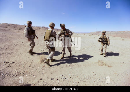 Major General Carl E. Mundy III, Kommandierender Offizier der 1. Marine Expeditionary Brigade, knüpft an Oberstleutnant Lance A. Jackola, 1. Bataillon, 1. Marine Regiment Bataillonskommandeur, außerhalb 1/1 Combat Operations Center, Marine Corps Air Ground Combat Center Twentynine Palms, Kalifornien, 10. August 2014. LSE-14 ist eine bilaterale Trainingsübung von 1. MEB, US-amerikanische und kanadische Kräfte gemeinsame Fähigkeiten durch live, simulierte und konstruktive Militärausbildung Aktivitäten bauen durchgeführt. (US Marine Corps Combat Kamera Foto: Lance Cpl. James A. Trevino/freigegeben) Groß angelegte Übung 2014 1 Stockfoto