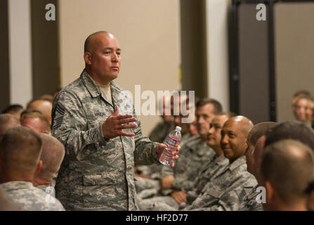 Chief Master Sgt. Mitchell Brush, Senior Berater, der Chef des National Guard Bureau angeworben, Adressen eingetragen Arizona National Guard Soldaten und Flieger Aug. 12 bei einer Bürgerversammlung auf Papago militärische Reservierung in Phoenix, Arizona Bürste präsentiert das neue Logo der Nationalgarde, das die drei Missionen der Garde beschreibt; eine Kriegführung Kraft zu erhalten, pflegen und neue Partnerschaften und tätig in der Heimatlandes in Zeiten der Not zu etablieren. (Army National Guard Foto von Sgt. Adrian Borunda/freigegeben) Eingetragenen Berater CNGB Besuche mit Arizona Nationalgardisten 140812-Z-CZ735 - Stockfoto