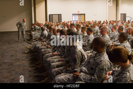 Chief Master Sgt. Mitchell Brush, Senior Berater, der Chef des National Guard Bureau angeworben, Adressen eingetragen Arizona National Guard Soldaten und Flieger Aug. 12 bei einer Bürgerversammlung auf Papago militärische Reservierung in Phoenix, Arizona Bürste sprach von der Bedeutung der nicht Offizier-Korps spielt bei der Aufrechterhaltung einer Nationalgarde, die immer bereit ist, die Nationen Kriege kämpfen , Partnerschaften und die Heimat zu schützen. (Army National Guard Foto von Sgt. Adrian Borunda/freigegeben) CNGB eingetragenen Berater besucht mit Arizona National Gardisten 140812-Z-CZ735-134 Stockfoto