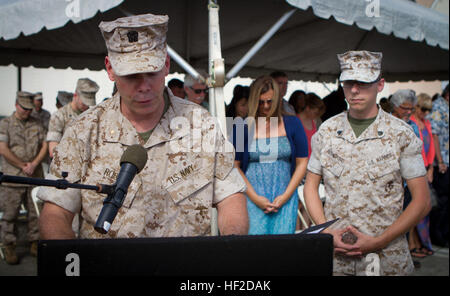 US Navy Lieutenant Commander Don Rogers (links), Befehl Kaplan, liefert den Aufruf während der Marine Corps Base Hawaii (MCBH) Änderung der Befehl Zeremonie im Hangar 101 an Bord der Marine Corps Air Station (MCAS) Kaneohe Bay, 13. August 2014. Während der Zeremonie würde US Marine Corps Col Brian P. Annichiarico Kol Eric E. Schaefer aus der Marine Corps Base Hawaii (MCBH) Einheit Farben übergeben als Symbol für die Weitergabe des Befehls. (Foto: U.S. Marine Corps Lance Cpl. Aaron S. Patterson/freigegeben) Marine Corps Base Hawaii (MCBH) Änderung des Befehls Zeremonie 2014 140813-M-QH615-001 Stockfoto