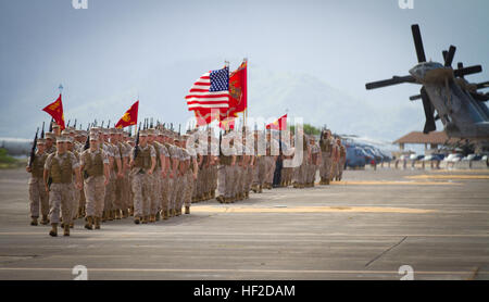 US-Marines der Marine Corps Base Hawaii (MCBH) marschieren entlang der Flightline während der MCBH Änderung der Befehl Zeremonie im Hangar 101 an Bord der Marine Corps Air Station (MCAS) Kaneohe Bay, 13. August 2014. Während der Zeremonie würde US Marine Corps Col Brian P. Annichiarico Kol Eric E. Schaefer aus der Marine Corps Base Hawaii (MCBH) Einheit Farben übergeben als Symbol für die Weitergabe des Befehls. (Foto: U.S. Marine Corps Lance Cpl. Aaron S. Patterson/freigegeben) Marine Corps Base Hawaii (MCBH) Änderung des Befehls Zeremonie 2014 140813-M-QH615-007 Stockfoto