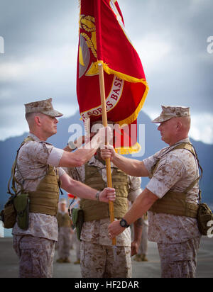 US Marine Corps Col Brian P. Annichiarico (rechts) übergibt die Marine Corps Base Hawaii (MCBH) Einheit Farben an Oberst Eric E. Schaefer (links) als Symbol für die Weitergabe des Befehls während der MCBH Änderung der Befehl Zeremonie im Hangar 101 an Bord MCAS Kaneohe Bay, 13. August 2014. (Foto: U.S. Marine Corps Lance Cpl. Aaron S. Patterson/freigegeben) Marine Corps Base Hawaii (MCBH) Änderung des Befehls Zeremonie 2014 140813-M-QH615-041 Stockfoto