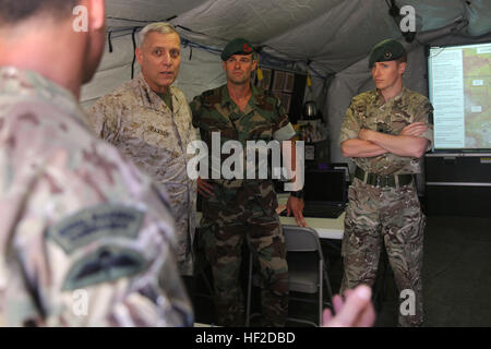 General John M. Paxton, stellvertretender Kommandant des United States Marine Corps, Besuche der britischen Royal Marines während eines Besuchs in großen Maßstab Übung 2014 an Bord der Marine Corps Air Ground Combat Center Twentynine Palms, Kalifornien, 11. August 2014. LSE-14 ist eine bilaterale Trainingsübung von 1. MEB, US-amerikanische und kanadische Kräfte gemeinsame Fähigkeiten durch live, simulierte und konstruktive Militärausbildung Aktivitäten bauen durchgeführt. ACMC besucht Marines während LSE 14 140813-M-HQ478-948 Stockfoto