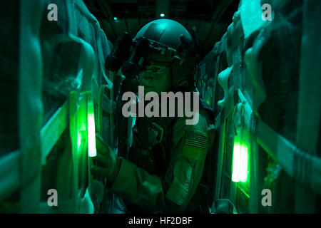 Master Sergeant Pennie J. Brawley, 746th Expeditionary Airlift Squadron, c-130 Hercules Loadmaster zählt halal Mahlzeiten in einer c-130 Hercules während einer humanitären Airdrop über den Irak, 14. August 2014, während des Fluges. Die humanitäre Hilfe umfasst abgefülltes Wasser und Lebensmittel, die für die Vertriebenen Bürger in der Nähe von Sinjar, Irak geliefert wurde. Brawley, Charlotte, N.C., gebürtig, ist aus der 145. Airlift Squadron, North Carolina Air National Guard Base, North Carolina im Einsatz. (Foto: U.S. Air Force von Staff Sgt. Vernon Young Jr.) C-130 Hercules humanitäre Airdrop über den Irak (Bild 1 von 8) (14786196 Stockfoto