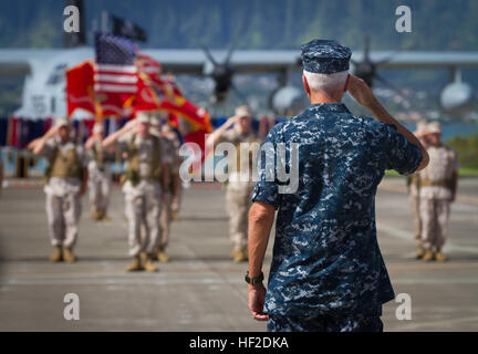 Admiral Samuel J. Locklear III, Kommandeur des US Pacific Command, salutiert als Auszeichnung werden gerendert, während die US Marine Corps Forces, Pacific Änderung der Befehl Zeremonie auf der Marine Corps Base Hawaii, 15. August 2014. Generalleutnant John A. Toolan, Jr. übernahm das Kommando von Generalleutnant Terry G. Robling während der Zeremonie.  (Foto: U.S. Marine Corps Lance Cpl. Aaron S. Patterson/freigegeben) Marine Corps Forces Pacific (MARFORPAC) Änderung des Befehls 140815-M-QH615-010 Stockfoto