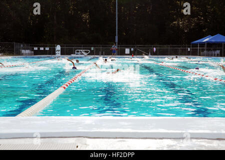 Wettbewerber beteiligen sich im 400-Meter-schwimmen Teil des Marine Corps Gemeinschaftsdienste Sprint Triathlon/Staffel bei Marine Corps Air Station Cherry Point, North Carolina, 16. August 2014. Mehr als 150 Teilnehmer wetteiferten in der diesjährigen Veranstaltung, die auch ein 10-Meile Radtour und drei-Meile laufen im Rahmen des Semper Fit Grand Prix 2014 Serie enthalten. Konkurrenten zu schwimmen, Fahrrad, laufen, um die Linie 140816-M-BN069-001 zu beenden Stockfoto