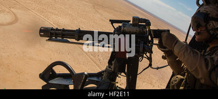 Lance Cpl. Christopher Eliff, Crewchief mit Marine Light Helicopter Squadron 369, basierend auf der Marine Corps Base Camp Pendleton, Kalifornien, und ein Houston stammende Brände ein GAU-11 Minigun während ein bewegliches Ziel trainieren im Yodaville Urban Ziel Complex, befindet sich in der Barry M. Goldwater Range, ARIZ., Mittwoch, 20. August 2014. Die Crew Chiefs verbraucht mehr als 6.000 Runden während der Übung, Kenntnisse in ihre Gunnery Skillsets Gebäude. Yodaville bietet realistische urbane Luftnahunterstützung, HMLA-369 140820-M-NB398-009 Stockfoto