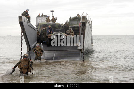 081207-M-5633L-002 VENTURA, Kalifornien (7. Dezember 2008) Marines zugewiesen Bravo Company, 1. Bataillon, 13. Marine Expeditionary Unit (MEU 13.) verlassen eine Landungsboot-Dienstprogramm während der Durchführung einer nichtkämpfenden Evakuierung Betrieb Szenario. Die 13. MEU führt eine Zertifizierung Übung für eine bevorstehende Bereitstellung vorbereiten. (Offizielle Marinekorps Foto von Lance Cpl Karl Launius/freigegeben) US Navy 081207-M-5633L-002 Marines zugewiesen Bravo Company, 1. Bataillon, 13. Marine Expeditionary Unit (MEU 13.) verlassen eine Landungsboot-Dienstprogramm während der Durchführung einer nichtkämpfenden Evakuierung Betrieb Szenario Stockfoto