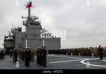 Service-Mitglieder, die Partnerschaft der Nord-und Südamerika 2014 besuchen Closing Ceremony auf dem chilenischen Schiff werden Sargento Aldea 22. August 2014. In POA 2014 von 11-22 August 2014 nahmen Vertreter aus Argentinien, Brasilien, Kanada, Chile, Kolumbien, Mexiko, Paraguay und den Vereinigten Staaten Teil. Diese Übung soll gemeinsame und kombinierte Interoperabilität zu verbessern, verbessern die kombinierten Fähigkeiten, amphibische Operationen, Peace Support Operations und humanitäre Hilfe/Katastrophenhilfe Missionen auszuführen und weiter zu entwickeln starke und dauerhafte Beziehungen der US-Marine Corp Stockfoto